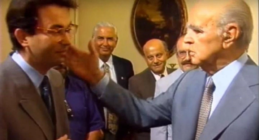 Απίστευτο ντοκουμέντο: Όταν ο Κωνσταντίνος Καραμανλής χαστούκισε τον Θοδωρή Ρουσόπουλο-«Kαι με γράφεις και σε γράφω» (βίντεο)